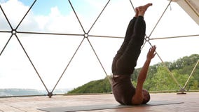 O homem novo que faz a posição acrobática para o abdômen muscles o treinamento vídeos de arquivo O homem novo que faz a posição acrobática para o abdômen muscles o treinamento vídeos de arquivo