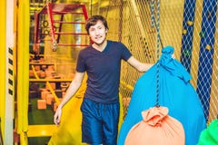 O homem passa o curso de obstáculo no clube desportivo fotografia de stock O homem passa o curso de obstáculo no clube desportivo fotografia de stock