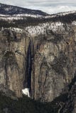 O Horsetail cai através do vale de Yosemite imagem de stock O Horsetail cai através do vale de Yosemite imagem de stock