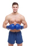 O indivíduo muscular em luvas de encaixotamento com um sorriso mantém seu close-up das mãos junto em um fundo isolado branco fotos de stock O indivíduo muscular em luvas de encaixotamento com um sorriso mantém seu close-up das mãos junto em um fundo isolado branco fotos de stock