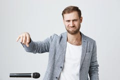 O indivíduo à moda do moderno com barba veste a roupa na moda, prepara-se para o concerto da música, ensaia-se, usa-se o microfon imagens de stock royalty free O indivíduo à moda do moderno com barba veste a roupa na moda, prepara-se para o concerto da música, ensaia-se, usa-se o microfon imagens de stock royalty free