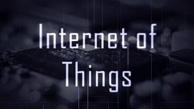 O Internet de IOT das coisas intitula com um fundo do microchip imagem de stock O Internet de IOT das coisas intitula com um fundo do microchip imagem de stock