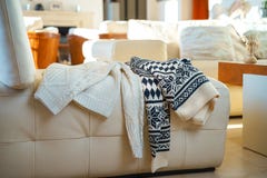 O inverno morno fez malha camisetas dois povos deixados cair no sofá após o nivelamento Conceito do dia de Valentim de ano novo d fotografia de stock royalty free O inverno morno fez malha camisetas dois povos deixados cair no sofá após o nivelamento Conceito do dia de Valentim de ano novo d fotografia de stock royalty free