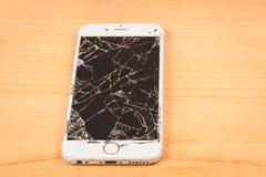 O iPhone quebrado 6S tornou-se pela empresa Apple Inc Foto de Stock O iPhone quebrado 6S tornou-se pela empresa Apple Inc Foto de Stock