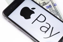 O iPhone 6s do dinheiro e do Apple com Apple paga o logotipo do serviço Ekaterinb imagens de stock O iPhone 6s do dinheiro e do Apple com Apple paga o logotipo do serviço Ekaterinb imagens de stock
