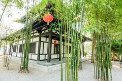 O jardim e a casa de bambu chineses fotografia de stock O jardim e a casa de bambu chineses fotografia de stock