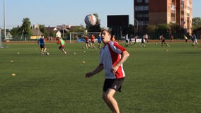 O jogador de futebol é de formação e de salto uma bola de futebol por seu pé vídeos de arquivo O jogador de futebol é de formação e de salto uma bola de futebol por seu pé vídeos de arquivo