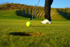 O jogador de golfe e a bola de golfe foto de stock O jogador de golfe e a bola de golfe foto de stock