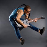 O jogador de guitarra salta foto de stock royalty free O jogador de guitarra salta foto de stock royalty free