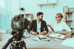 O journalista está entrevistando um homem de negócios no vídeo foto de stock royalty free O journalista está entrevistando um homem de negócios no vídeo foto de stock royalty free