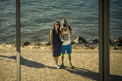 O jovem, apenas casal está andando em torno da cidade de Lisboa, Portugal imagens de stock O jovem, apenas casal está andando em torno da cidade de Lisboa, Portugal imagens de stock