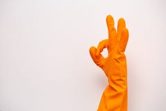 O.k. teken van oranje rubberhandschoenen Het voorbereidingen treffen voor het schoonmaken De handen maken na het schoonmaken scho royalty-vrije stock afbeeldingen O.k. teken van oranje rubberhandschoenen Het voorbereidingen treffen voor het schoonmaken De handen maken na het schoonmaken scho royalty-vrije stock afbeeldingen