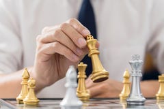 O l?der da vit?ria e o conceito do sucesso, jogo do homem de neg?cio tomam a uma figura do checkmate um outro rei com a equipe na imagens de stock O l?der da vit?ria e o conceito do sucesso, jogo do homem de neg?cio tomam a uma figura do checkmate um outro rei com a equipe na imagens de stock