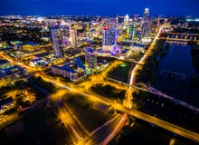 O lago aéreo austin Texas Night Cityscape Over Town da noite azul constrói uma ponte sobre a arquitetura da cidade colorida dos c imagens de stock royalty free O lago aéreo austin Texas Night Cityscape Over Town da noite azul constrói uma ponte sobre a arquitetura da cidade colorida dos c imagens de stock royalty free