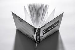 O livro aberto Kobzar está no desktop pronto para ler imagens de stock royalty free O livro aberto Kobzar está no desktop pronto para ler imagens de stock royalty free