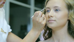 O maquilhador profissional tonifica o pastel louro do whith da sobrancelha dos modelos filme O maquilhador profissional tonifica o pastel louro do whith da sobrancelha dos modelos filme