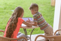 o menino e a menina estão jogando com tabuleta fotografia de stock o menino e a menina estão jogando com tabuleta fotografia de stock