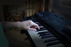 O menino joga o piano eletrônico fotos de stock royalty free O menino joga o piano eletrônico fotos de stock royalty free