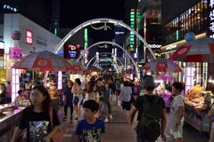 O mercado da noite em Busan, Coreia foto de stock O mercado da noite em Busan, Coreia foto de stock