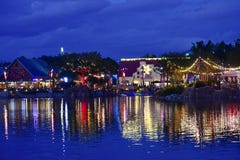 O mercado do Natal e as luzes coloridas refletiram no lago na noite na área internacional da movimentação imagens de stock O mercado do Natal e as luzes coloridas refletiram no lago na noite na área internacional da movimentação imagens de stock