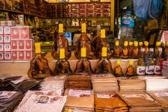 O mercado velho com muitas lojas da lembran?a em Siem Reap, Camboja foto de stock O mercado velho com muitas lojas da lembran?a em Siem Reap, Camboja foto de stock