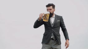 O moderno bêbado farpado engraçado guarda a cerveja do ofício Homem elegante e à moda no desgaste clássico que guarda o vidro com video estoque O moderno bêbado farpado engraçado guarda a cerveja do ofício Homem elegante e à moda no desgaste clássico que guarda o vidro com video estoque
