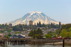 O Monte Rainier na margem de Tacoma no estado de Washington imagem de stock O Monte Rainier na margem de Tacoma no estado de Washington imagem de stock