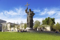 O monumento ao batista do príncipe Vladimir de Saint de Rus no quadrado de Borovitskaya em Moscou Fotos de Stock O monumento ao batista do príncipe Vladimir de Saint de Rus no quadrado de Borovitskaya em Moscou Fotos de Stock