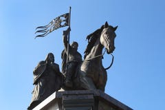O monumento ao príncipe Vladimir e Saint Fedor na cidade de Vladimir, Rússia imagens de stock O monumento ao príncipe Vladimir e Saint Fedor na cidade de Vladimir, Rússia imagens de stock