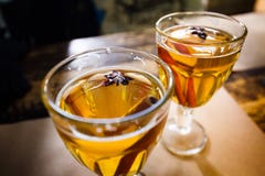 O Natal ferventou com especiarias a sidra de maçã com especiarias canela, cravos-da-índia, anis e mel na tabela rústica, bebida t foto de stock royalty free O Natal ferventou com especiarias a sidra de maçã com especiarias canela, cravos-da-índia, anis e mel na tabela rústica, bebida t foto de stock royalty free