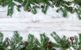 O Natal nevado ramifica no fundo de madeira branco rústico fotografia de stock O Natal nevado ramifica no fundo de madeira branco rústico fotografia de stock
