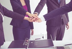 O negócio das equipes junta-se ao sucesso das mãos para negociar, trabalho da equipe para conseguir objetivos, entrega a coordena fotografia de stock royalty free O negócio das equipes junta-se ao sucesso das mãos para negociar, trabalho da equipe para conseguir objetivos, entrega a coordena fotografia de stock royalty free