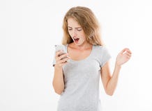 O olhar chocado no telefone, retrato surpreendeu a moça, mulher que olha o smartphone considerando más notícias ou fotos com emoç imagens de stock royalty free O olhar chocado no telefone, retrato surpreendeu a moça, mulher que olha o smartphone considerando más notícias ou fotos com emoç imagens de stock royalty free