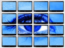O olho da mulher do close up na parede video de multiscreen o conceito liso do techonology da tevê do filtro azul para a saúde imagens de stock O olho da mulher do close up na parede video de multiscreen o conceito liso do techonology da tevê do filtro azul para a saúde imagens de stock