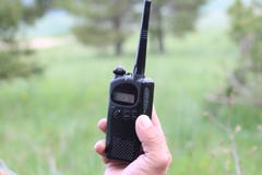 O operador no local de trabalho atribui trabalhadores com walkie-Ta imagem de stock O operador no local de trabalho atribui trabalhadores com walkie-Ta imagem de stock