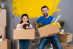 O pai novo e a filha pequena estão planejando fazer o reparo da casa Casa da preparação para a venda foto de stock royalty free O pai novo e a filha pequena estão planejando fazer o reparo da casa Casa da preparação para a venda foto de stock royalty free