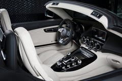 O painel interior do couro branco de Mercedes-Benz GT-C detalha o cabriolet fotos de stock royalty free O painel interior do couro branco de Mercedes-Benz GT-C detalha o cabriolet fotos de stock royalty free