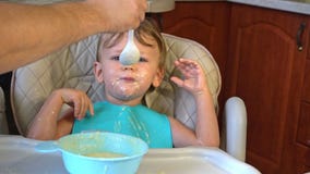 O paizinho alimenta o papa de aveia do rapaz pequeno na cozinha filme O paizinho alimenta o papa de aveia do rapaz pequeno na cozinha filme