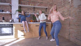O partido da casa com mãe, meninas engraçadas canta com mamã e divertimento ter na cozinha O partido da casa com mãe, meninas engraçadas canta com mamã e divertimento ter na cozinha