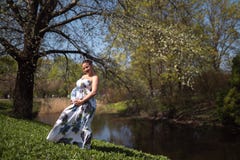 O passeio, o corredor novos da mulher gravida do viajante, girando ao redor e apreciam seu tempo livre do lazer em um parque com imagem de stock O passeio, o corredor novos da mulher gravida do viajante, girando ao redor e apreciam seu tempo livre do lazer em um parque com imagem de stock