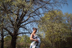O passeio, o corredor novos da mulher gravida do viajante, girando ao redor e apreciam seu tempo livre do lazer em um parque com fotografia de stock O passeio, o corredor novos da mulher gravida do viajante, girando ao redor e apreciam seu tempo livre do lazer em um parque com fotografia de stock