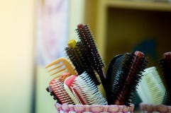 O pente na barbearia para o cabeleireiro faz o penteado com cl do cabelo imagem de stock O pente na barbearia para o cabeleireiro faz o penteado com cl do cabelo imagem de stock