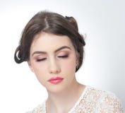 O penteado e compõe - o retrato bonito da arte da moça com olhos fechados Morena natural genuína, tiro do estúdio Fotos de Stock O penteado e compõe - o retrato bonito da arte da moça com olhos fechados Morena natural genuína, tiro do estúdio Fotos de Stock