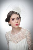 O penteado e compõe - o retrato bonito da arte da moça Morena bonito com tampão e o véu brancos, tiro do estúdio Menina atrativa Fotografia de Stock O penteado e compõe - o retrato bonito da arte da moça Morena bonito com tampão e o véu brancos, tiro do estúdio Menina atrativa Fotografia de Stock