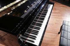 O piano de cauda imagem de stock royalty free O piano de cauda imagem de stock royalty free