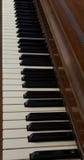 O piano fecha a vista vertical fotos de stock O piano fecha a vista vertical fotos de stock