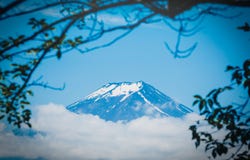 O pico de Butte com crista e de árvores do Mt Fuji entre a nuvem com folha verde na primavera fotos de stock royalty free O pico de Butte com crista e de árvores do Mt Fuji entre a nuvem com folha verde na primavera fotos de stock royalty free