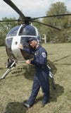 O piloto do helicóptero toma uma ruptura fotos de stock O piloto do helicóptero toma uma ruptura fotos de stock
