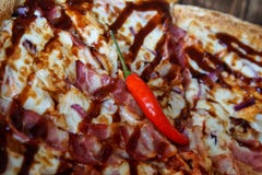 o pimentão vermelho Sun-secado encontra-se em um molho caseiro da assado-pizza Luz do dia Close-up imagens de stock o pimentão vermelho Sun-secado encontra-se em um molho caseiro da assado-pizza Luz do dia Close-up imagens de stock