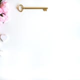o plano coloca com acess?rios diferentes; ramalhete da flor, rosas cor-de-rosa, livro aberto, a B?blia imagem de stock royalty free o plano coloca com acess?rios diferentes; ramalhete da flor, rosas cor-de-rosa, livro aberto, a B?blia imagem de stock royalty free